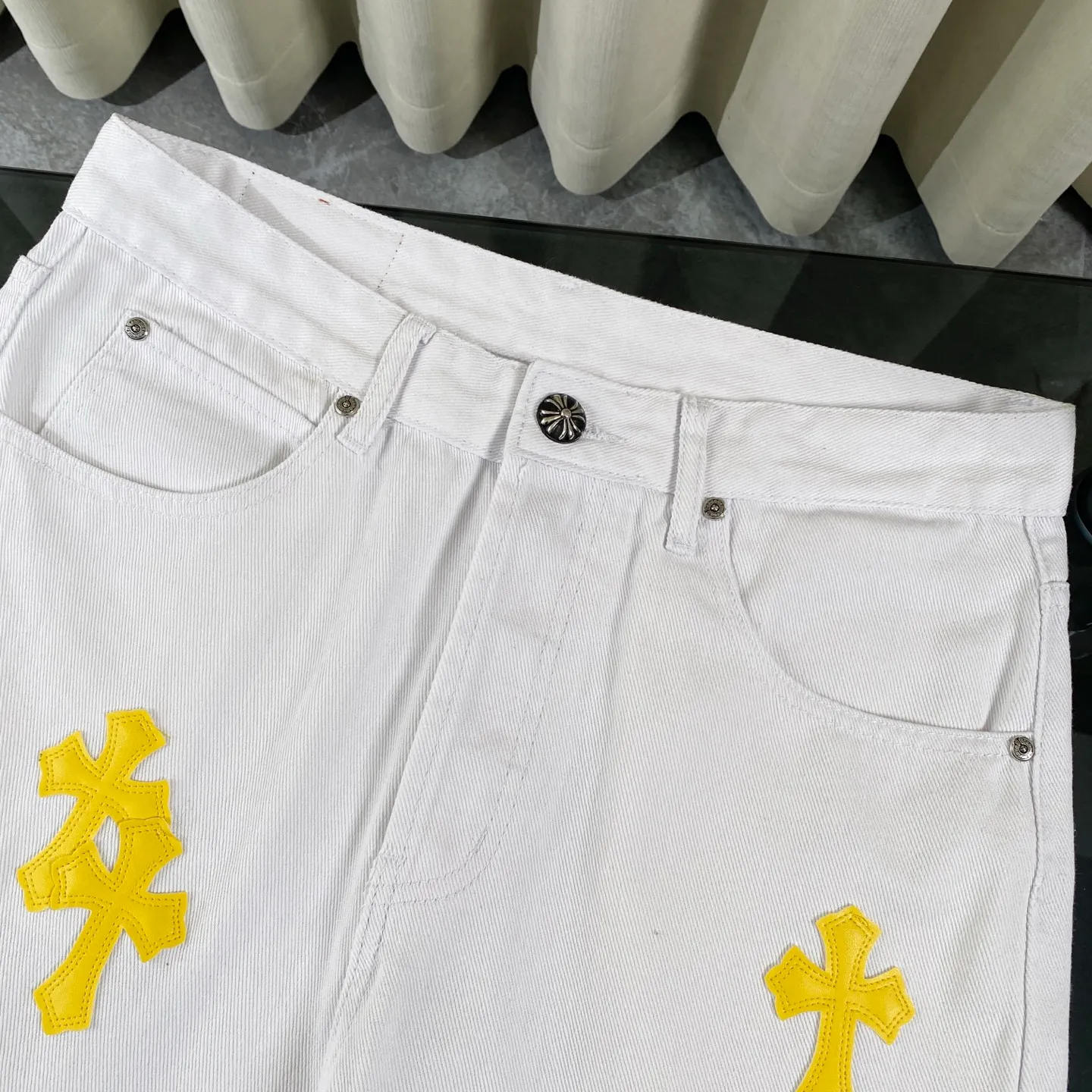 🅿️280 [Strongest Version] Chroe Hets CH Chroe Heart-Patched Leather White Yellow Leather Label Jeans Customized Metal Buckle Legs Washed, Distressed, Tear-Down Ceiling-Level Jeans ‼ About Zangyin✅This is an extremely luxurious fashion brand that can also be called the aristocrat of the high street. It has always been an exclusive brand for some hipsters or the rich second generation. Compared with ordinary high streets, it is more luxurious and noble. Compared with luxury brands, it is more fashionable and individual. Top heavy industry fashion design✅Consistently high street luxury style creation. Speaking of this style, the Zangyin family and the GU family are definitely among the leading representative brands. Especially the Zangyin family's creation of high street style has really achieved an effect of transformation. The color of this model is already very eye-catching by using a unique washed material. It is decorated with pink patchwork cross flowers, which cleverly highlights the charm of the brand. Secondly, this model adopts a classic high-waist cut design, which highlights the long legs and fashionable temperament of the upper body. The brand is highly recognizable and the slim-fitting configuration is more suitable for daily wear. The personality will be fashionable and the specifications can be seen at a glance. Materials and technology ✅ Needless to say, this point goes without saying. As an excellent craftsman brand, Zangyin's requirements for details and craftsmanship are really perfect. The washed color of this model has gone through a lot of processes, not to mention the embellishment of the denim appliqués. It is also purely handmade and sewn. Just like what they believe in, only handmade things have soul and have the meaning of wearing. A top-notch heavy-duty fashionable denim item, recommended by both hands‼   Size: 30-36